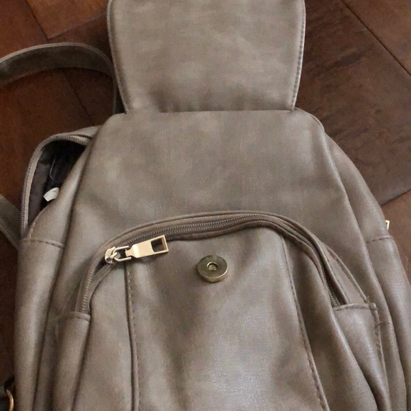 Adjustable small backpack - Picture 2 of 4